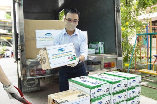 Vinamilk luôn khuyến khích nhân viên tham gia các hoạt động vì cộng đồng của Công ty như Quỹ sữa Vươn cao Việt Nam, Quỹ 1 triệu cây xanh.