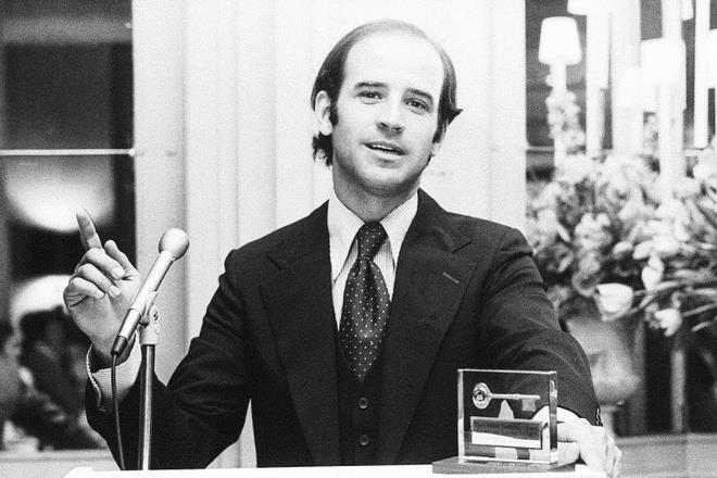 Năm 1972, với sự khích lệ mạnh mẽ từ đảng Dân chủ, chàng trai 29 tuổi đã đại diện bang Delaware tham gia tranh cử thượng nghị sĩ với chính khách Cộng hòa J. Caleb Boggs. Tháng 11 năm đó, ông bất ngờ giành chiến thắng và trở thành thượng nghị sĩ trẻ thứ 5 trong lịch sử Mỹ. (Ảnh: Slate)