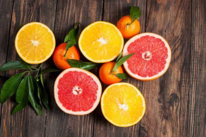 Khi nhiệt độ giảm, hệ miễn dịch cơ thể bị xáo trộn, da trở nên khô, xỉn màu và hệ thống tiêu hóa cũng trở nên yếu hơn. Chọn trái cây phù hợp như cam quýt là một trong những loại trái cây đảm bảo cung cấp một cơ thể khỏe mạnh cùng làn da sáng.
