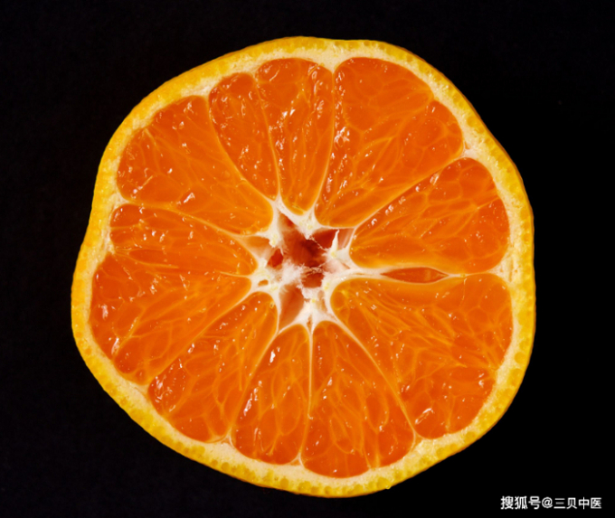 Nếu sợ chua hoặc cần tránh axit, bạn nên chọn cam. Thông thường, mỗi quả cam chứa hàm lượng đường dao động 10 – 11% nên có vị ngọt. Màu vàng đặc trưng của cam cũng chỉ ra nó có thể cung cấp carotenoid tốt hơn so với bưởi.