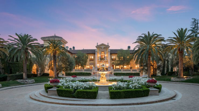 Với giá niêm yết 160 triệu USD (hơn 3.689 tỷ đồng), dinh thự Villa Firenze ở Beverly Hills, California (Mỹ) là căn nhà đắt nhất thế giới từng được bán đấu giá.