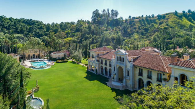 Dinh thự nằm trên khu đất rộng hơn 6,5 hecta ở North Beverly Park, California, nơi cư trú của nhiều ngôi sao Hollywood.