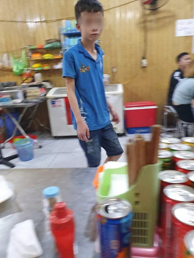 Cậu bé giúp việc trong quán bánh xèo Miền Trung ở Bắc Ninh thường xuyên xuất hiện những vết thâm tím trên người.
