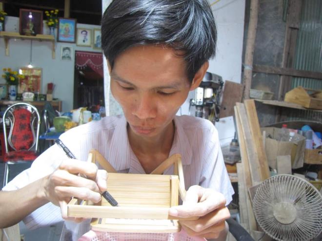Ban đầu là những sản phẩm làm ra, anh Hồ Em chỉ đem tặng cho bạn bè, người thân. Năm 2010, anh mới quyết định làm ra những sản phẩm từ tre để bán. Anh còn nhớ, sản phẩm đầu tay là mô hình nhà rông, bán cho khách với giá 35.000 đồng.