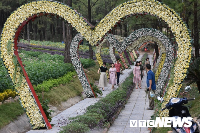Cách Thung lũng hoa Yên Tử không xa là Công viên hoa Hồ Yên Trung (TP Uông Bí) cũng được đông đảo du khách khắp mọi miền đất nước yêu thích.
