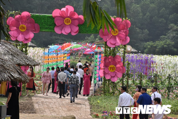 Thông tin với PV VTC News, lãnh đạo xã Thượng Yên Công cho biết, Thung lũng hoa Yên Tử mới mở cửa trở lại từ 2 tuần nay. Tuy nhiên, lượng khách tới tham quan rất đông, đặc biệt những ngày cuối tuần.