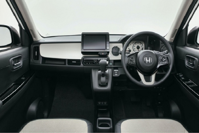 Bên cạnh đó, các bản Original, Premium và Premium Tourer có thêm tùy chọn hệ dẫn động 4 bánh. Đồng thời, người dùng có thể lựa chọn hộp số sàn 6 cấp - option dành riêng cho phiên bản RS. Về thiết kế, Honda N-One mới cải tiến đáng kể so với thế hệ đầu tiên ra mắt thị trường Nhật Bản cách đây 8 năm.