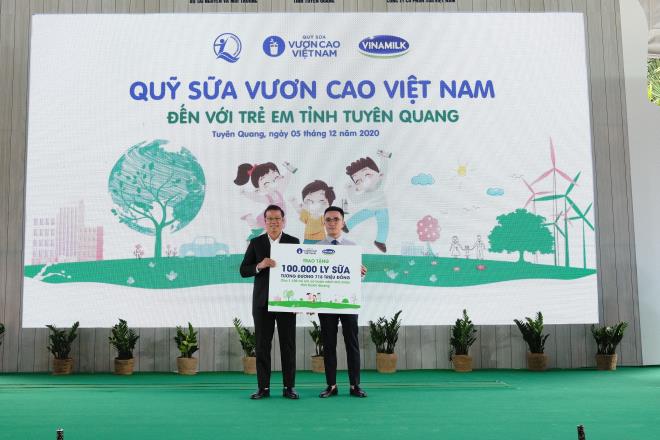 Nhân dịp này, đại diện Vinamilk & Quỹ sữa vươn cao Việt Nam đã trao tặng 100.000 ly sữa cho trẻ em tỉnh Tuyên Quang