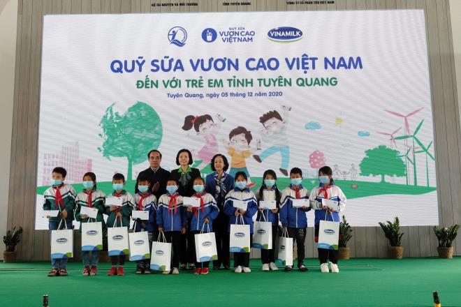 Bà Trương Thị Mai - Trưởng Ban Dân vận Trung ương và các đại biểu trao học bổng cho các em học sinh xuất sắc, có hoàn cảnh khó khăn tại Tuyên Quang