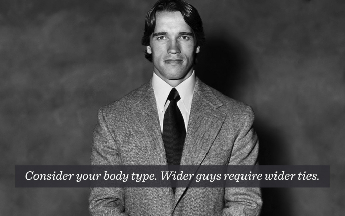 Diễn viên nổi tiếng Holyood: Arnold Schwarzenegger có một thân hình to lớn. Ông chọn một chiếc cà vạt lớn phù hợp với thân hình của mình cũng như áo choàng rộng.