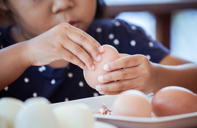 Trứng: Theo India Times, đây là nguồn protein, riboflavin, biotin và sắt dồi dào. Protein giúp tăng trưởng và phát triển tế bào, đặc biệt có nhiều trong lòng trắng trứng. Cha mẹ có thể cho trẻ ăn trứng luộc hoặc ốp la vào bữa sáng. Đây là cách tuyệt vời để trẻ bắt đầu ngày mới và được bổ sung đầy đủ protein. Ảnh: Thejournal.