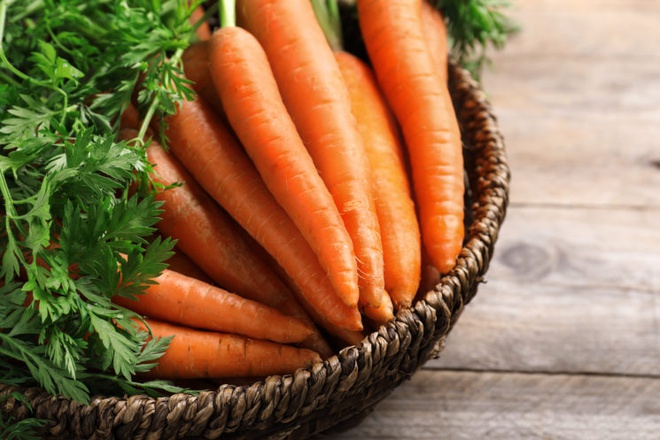 Cà rốt: Hàm lượng beta-carotene dồi dào trong cà rốt có thể được chuyển hóa thành vitamin A khi vào cơ thể. Nó giúp cơ thể hấp thụ canxi hiệu quả hơn, ảnh hưởng tích cực đến quá trình phát triển và giữ xương khỏe mạnh. Bạn có thể làm salad hoặc nước ép cà rốt tươi cho trẻ. Ảnh: Superhealthykids.