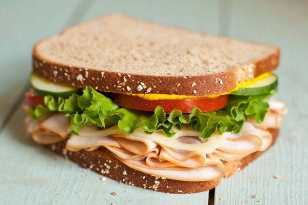 Bánh mì sandwich kẹp thịt nguội đơn giản mà ngon miệng (Ảnh minh họa)