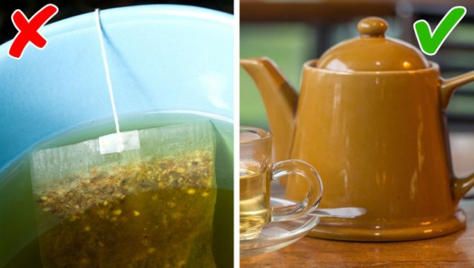3. Hâm trà thảo mộc với nắp đậy: Đậy nắp trà trong khi ngâm trà là điều rất quan trọng đối với trà thảo mộc vì nó chứa tinh dầu. Nếu bạn pha trà trong cốc không đậy nắp, thì tinh dầu sẽ bay hơi trong không khí và khuếch tán. Khi điều này xảy ra, bạn sẽ mất đi nhiều đặc tính có lợi của các loại thảo mộc.