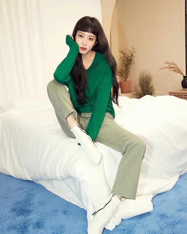 Chiếc áo len tông xanh lá đậm được Han Ye Seul kết hợp chuẩn chỉnh với quần jeans và boots trắng thời thượng. Nữ diễn viên 8X luôn nằm trong danh sách những ngôi sao bắt nhịp xu hướng nhanh nhất của showbiz Hàn.