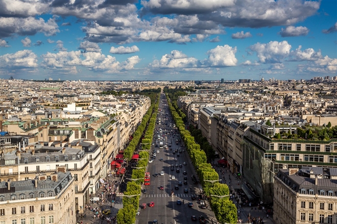 Đại lộ Champs-Élysées ở Paris, Pháp.