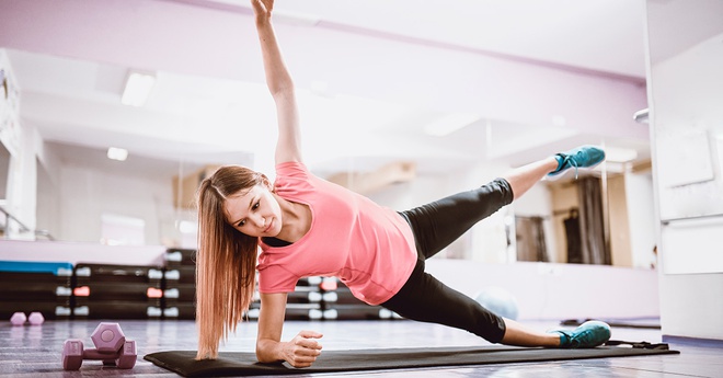 Plank nghiêng, nâng chân: Đây là biến thể của bài tập plank cơ bản. Nó khó hơn, vì vậy, bạn có thể thực hiện trong 6-8 tuần sau sinh. Cách thực hiện: Nằm nghiêng với cẳng tay trên sàn. Nâng cơ thể lên khỏi sàn, sau đó, nâng cao chân trên, giữ khoảng 20-30 giây hoặc nâng chân liên tục cho tới khi mệt. Thực hiện động tác lặp lại 1-2 hiệp cho mỗi bên. Ảnh: Healthline.