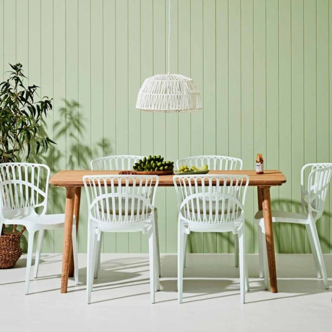 Những chiếc bàn gỗ được chế tác đẹp mắt là sự lựa chọn cần thiết cho không gian ngoài trời của bạn và không bao giờ lỗi thời. Bàn gỗ kết hợp với bộ ghế ăn màu trắng tạo cảm giác thư thái như khi bạn đang trong một kỳ nghỉ ở vùng biển Địa Trung Hải