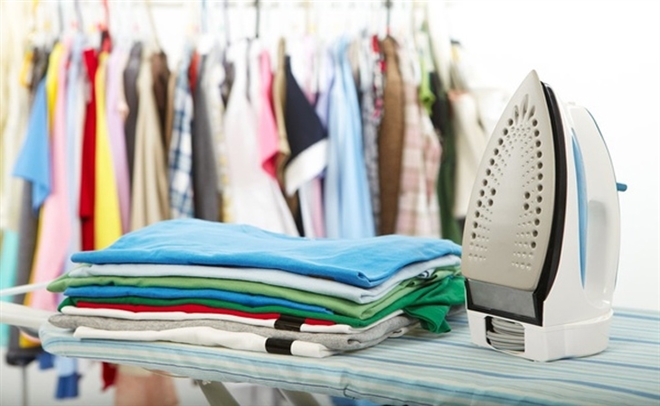 Cách chống nồm ẩm đối với quần áo: Giặt nước nóng, cất vào túi nylon