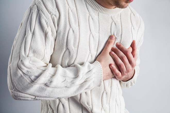 Bệnh tim: Các chuyên gia cho biết những người ngồi trong thời gian dài có nguy cơ phát triển bệnh tim (đau tim và đột quỵ) cao hơn 147%. Ngoài ra, nghiên cứu công bố trên tạp chí Annals of Internal Medicine cho thấy ngồi trong nhiều giờ làm tăng 18% nguy cơ tử vong vì bệnh tim. Ảnh: Healthline.
