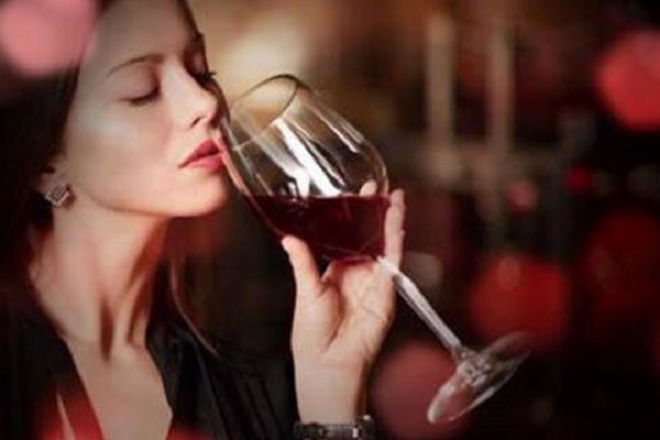Sai lầm khi uống rượu vang: Cầm vào bầu ly.