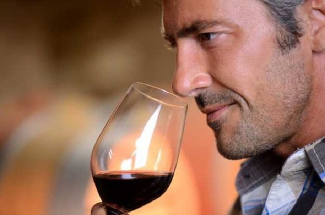Người uống rượu vang sành điệu luôn thưởng thức hương thơm của nó trước khi uống.