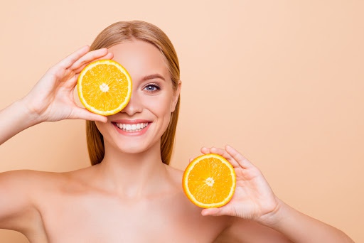 Sử dụng vitamin C: Vitamin C là chất chống oxy hóa mạnh mẽ, tốt cho sức khỏe tổng thể và làn da. Dưỡng chất này hữu ích quanh năm, nhưng đặc biệt quan trọng vào mùa hè. Vitamin C giúp ngăn ngừa chứng tăng sắc tố, giảm thâm do mụn. Nó còn cải thiện sự xuất hiện của nếp nhăn, thúc đẩy sản xuất collagen. Ảnh: Life with Style.