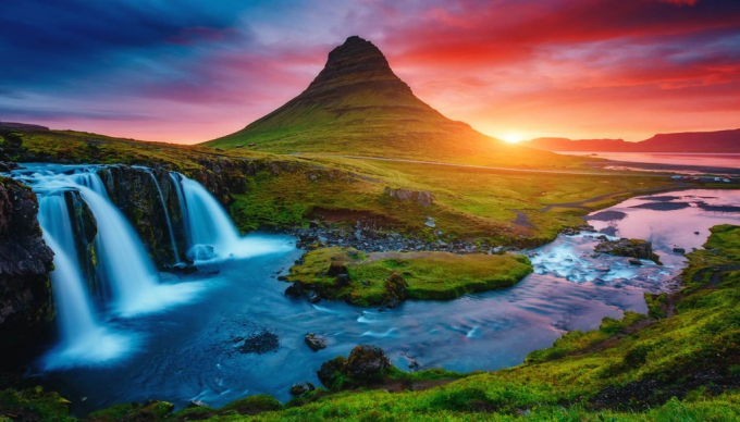 1. Iceland (GDP 75.700 USD): Iceland đứng đầu danh sách những quốc đảo giàu có nhất thế giới. Trước đây, nền kinh tế của Iceland chủ yếu dựa vào đánh bắt cá. Nhờ nhiều lần cải cách nền kinh tế, chú trọng vào phát triển du lịch và bảo tồn tài nguyên thiên nhiên, Iceland đã lột xác nhanh chóng. Khách du lịch trên khắp thế giới đã đổ dồn về Iceland, có thời điểm đông hơn so với người bản địa.