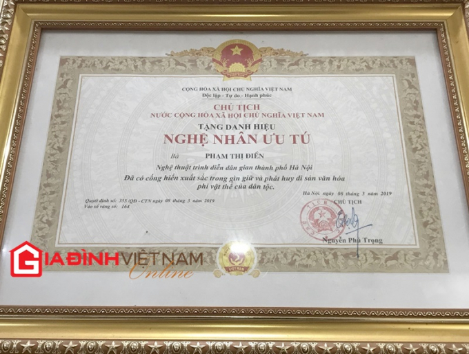 Năm 2019 bà Phạm Thị Điền được Chủ tịch nước phong tặng danh hiệu nghệ nhân ưu tú (Ảnh: Nguyễn Hạnh)