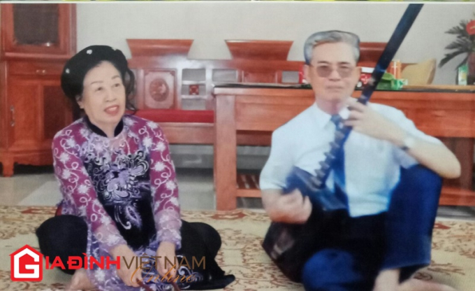 Nghệ nhân ưu tú Phạm Thị Điền cùng chồng là ông Nguyễn Văn Hân trong một buổi hát ca trù (Ảnh: NVCC)