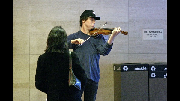 Nhạc sĩ vĩ cầm nổi tiếng Joshua Bell biểu diễn trên đường phố. 