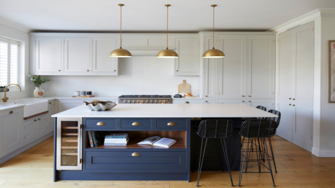 Tông màu xanh chủ đạo của căn bếp được làm nổi bật hơn với mảng tường gạch không trát và mặt bàn bếp màu trắng nguyên khối (Địa điểm nhà: Cork, Ireland)
