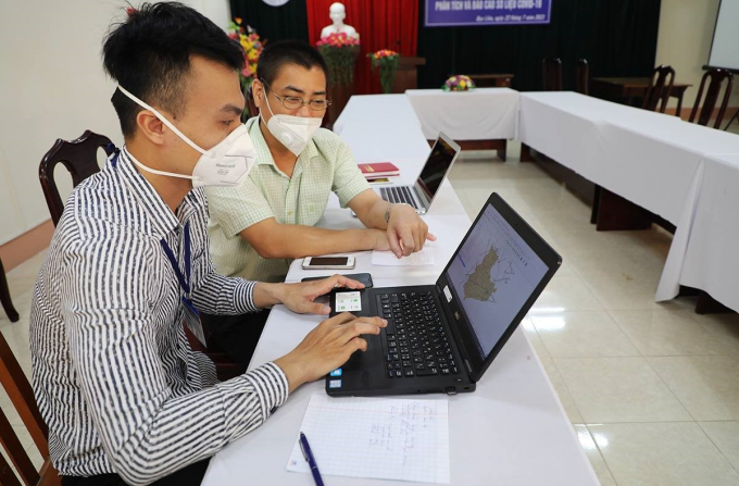 Tiến sĩ Phạm Vĩnh Thanh (Tổ Công tác, phải) hướng dẫn cán bộ y tế của Trung tâm Kiểm soát bệnh tật (CDC) Bạc Liêu cách vẽ bản đồ dịch tễ bệnh COVID-19 của tỉnh Bạc Liêu