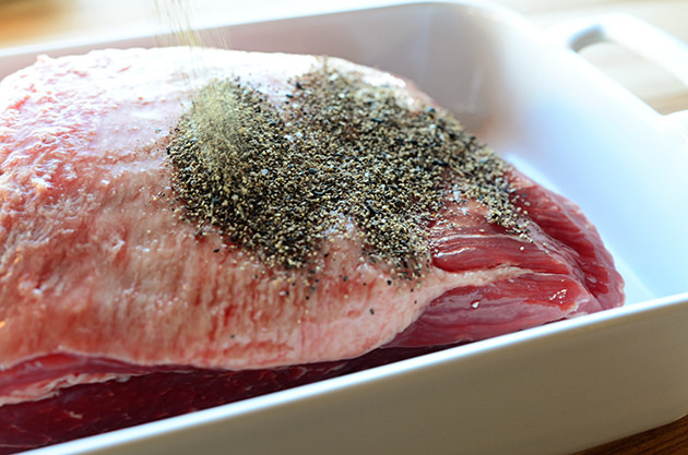 Thịt bò rắc muối và hạt tiêu đen nghiền nhỏ ướp trong 20 phút cho thịt ngấm.