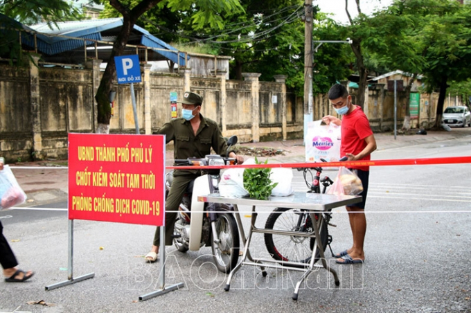 Một chốt kiểm soát phòng dịch Covid-19 tại Ngã tư đường Nguyễn Văn Trỗi - Quy Lưu, thành phố Phủ Lý. (Ảnh: Báo Hà Nam).