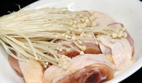 Thịt gà lại là loại thịt có chứa nhiều thành phần protein tương tự với collagen của da. 