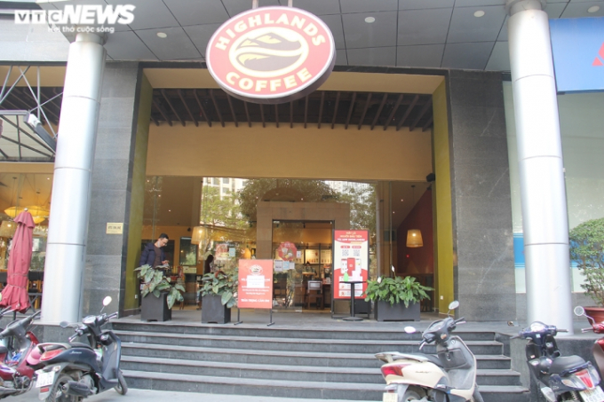 Cửa hàng Highland coffee (18 Tam Trinh, Hoàng Mai) vắng tanh khách vì chỉ được bán mang về.
