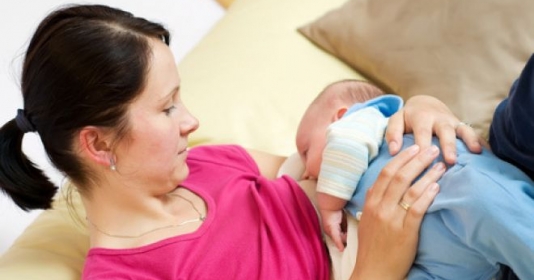 Cho bé bú điều độ giúp cơ thể mẹ tiết sữa đều hơn.