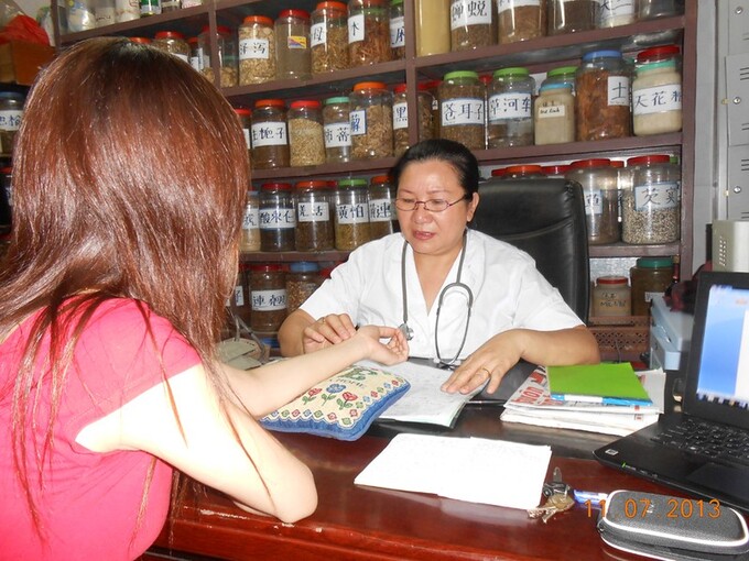  Lương y đa khoa BS Nguyễn Thị Phương thăm khám lại cho bệnh nhân Lan.