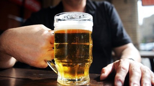 Giới hạn khoảng 570ml bia mỗi ngày, nam giới có khả năng tăng cường khả năng sinh sản. Ảnh minh họa.