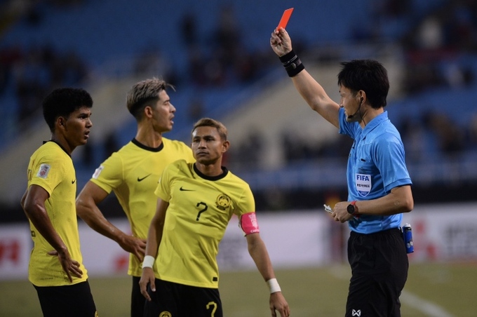 Trọng tài cho tuyển Việt Nam hưởng phạt đền, đuổi cầu thủ Malaysia đúng luật