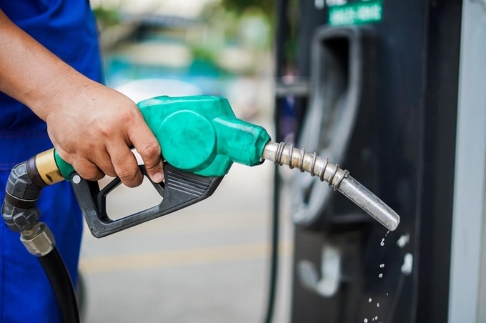 Doanh nghiệp xăng dầu dự báo giá bán lẻ xăng dầu trong nước có thể giảm nếu giá dầu thế giới tiếp tục hạ nhiệt. (Ảnh minh họa)