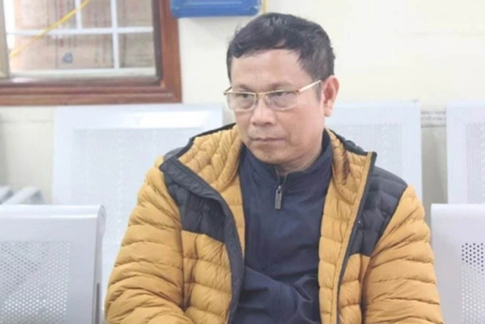 Đối tượng Nguyễn Trinh Tài - Phó giám đốc Trung tâm Đăng kiểm xe cơ giới tỉnh Nghệ An  tại cơ quan điều tra (Ảnh: BNA).