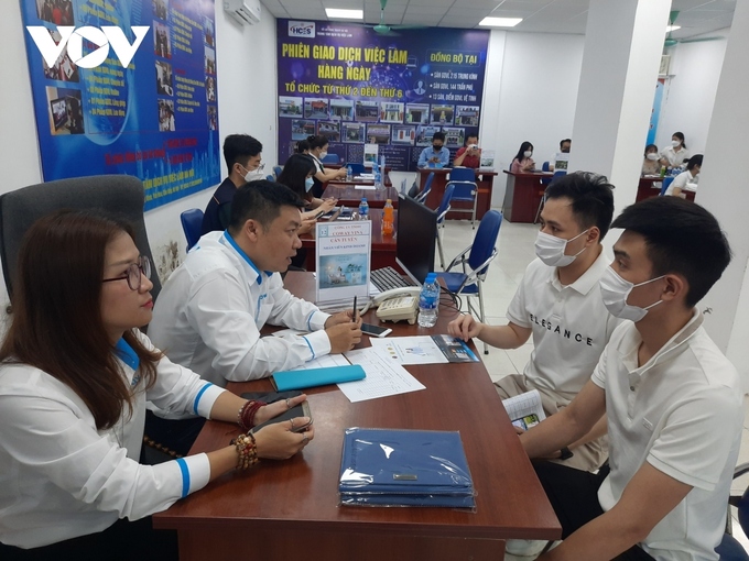 Người lao động và doanh nghiệp kết nối trực tiếp tại phiên giao dịch việc làm của TP Hà Nội.