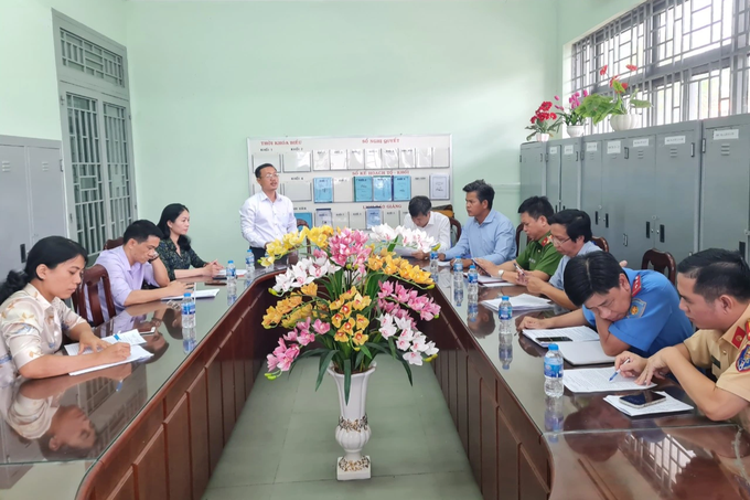 Cơ quan chức năng tỉnh Đồng Nai làm việc với Trường Tiểu học Hà Huy Giáp (Ảnh: Sông Biên).