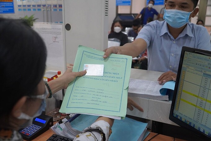 Người dân thực hiện thủ tục hành chính thông qua việc tra cứu CCCD và một số giấy tờ khác tại UBND quận Tân Bình, TP.HCM. Ảnh: HUỲNH THƠ