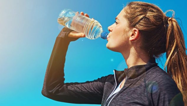  Uống nước giúp bạn ngăn ngừa nguy cơ bị sỏi thận.