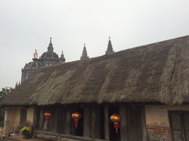 Ngôi nhà truyền thống được xây dựng từ gỗ lim vận chuyển từ Thanh Hóa, mất 2 năm mới hoàn thiện.