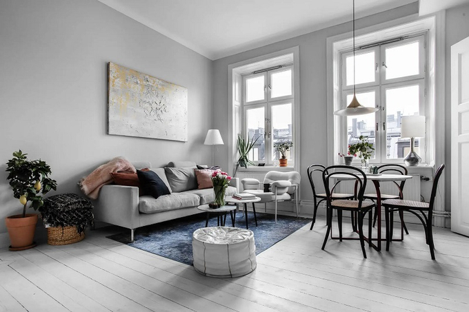 Ánh sáng tự nhiên cùng lối thiết kế tối giản và gam màu chủ đạo góp phần tạo nên sự thoải mái bên trong căn hộ này.