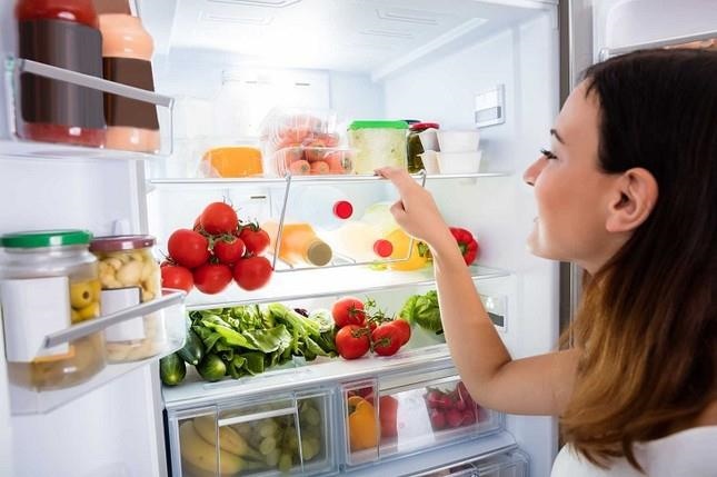 Vệ sinh tủ lạnh thường xuyên là cách tốt nhất để chống vi khuẩn xâm nhập vào thực phẩm và giữ cho thực phẩm tươi lâu hơn.